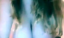 Op de webcam pronkt een roodharige MILF met grote borsten met haar rondingen