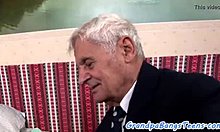 En eldre mann nyter å ri en ung europeisk tenåring i hundestilling