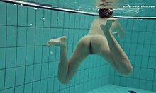 열정적 인 십대 인 Markova 는 체코 수영장 에서 야외 수영 을 즐긴다