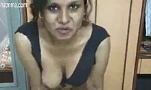 La suocera indiana e il suo insegnante di sesso desi si fanno selvaggi in questo video