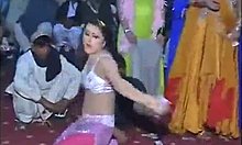 Pakistanische Frauen tanzen sinnlich in nackter Position