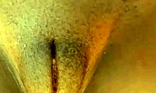 La mince poulette de Kingstons montre son corps musclé et son gros clitoris