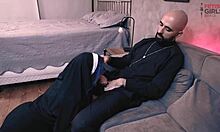 نون ماديليناس تلعب بالجنس الشرجي مع الكاهن