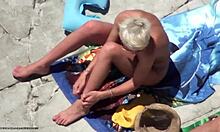 Καυτό ξανθό δείχνει το σφιχτό της μουνί σε παραλία γυμνιστών