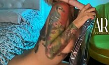 Garganta profunda desleixada de uma latina tatuada com seios grandes