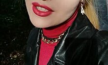 Uma linda loira usa um batom vermelho em público e fala sensual