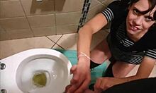 Des amateurs gays en queue de porc utilisent l'urine des toilettes pour humilier leur maître
