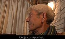 Um homem idoso e uma jovem massagista se envolvem em atividade sexual íntima