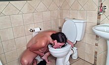 Samotna kobieta rozkoszuje się lizaniem toalety i masturbacją