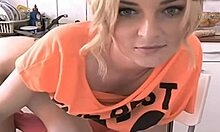 Jonge blonde amateur masturbeert en neukt zichzelf op webcam
