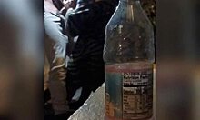 Uma mulher faz uma mordaça em um vídeo pornô caseiro de Gaktrizzys usando uma garrafa