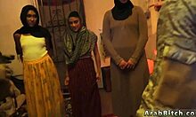 Aprócska arab mostohaanyuka és barátai otthoni szexvideóban