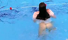 Katy Soroka, uma adolescente amadora, mostra seu corpo peludo debaixo d'água