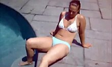 Amateur-Brunette Donna Maries Bikini-Clip in Zeitlupe